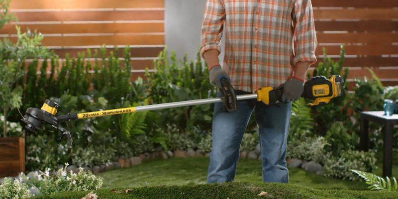 Review of DEWALT DCST920P1 13-Inch Lithium Ion XR Brushless String Trimmer