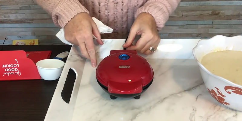 Review of Dash DMW001HR Mini Waffle Maker Machine