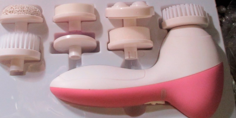 PIXNOR P2016 Facial Massager with 7 Brush Heads in the use