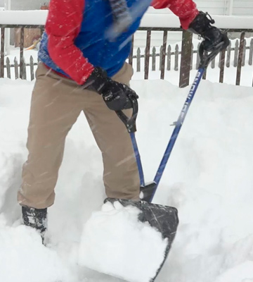 Review of Snow Joe SJ-SHLV01 Shovelution Strain-Reducing Snow Shovel