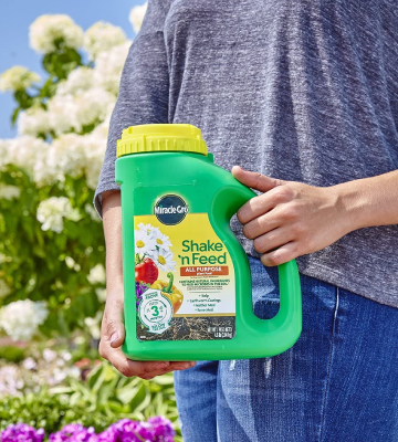 Review of Miracle-Gro Shake 'N Feed All Purpose Plant Food