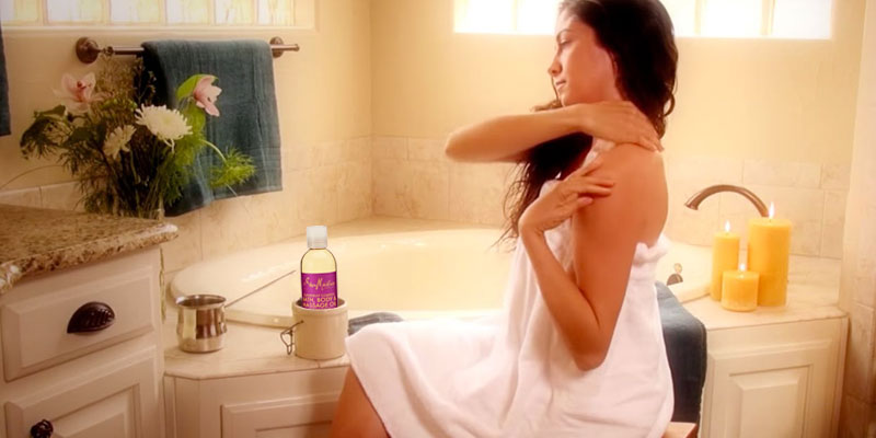 Shea Moisture SuperFruit Complex Bath, Body & Massage Oil in the use - Bestadvisor