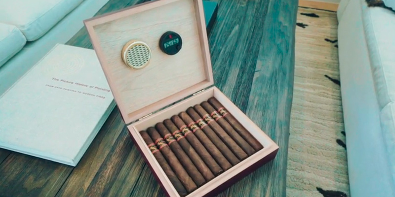 Review of CASE ELEGANCE 25 CIGARS Spanish Cedar Humidor with Magnet Seal and Humidifier Gel