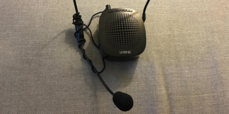 MAONO AU-C03 Mini Voice Amplifier with USB Charging in the use
