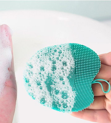 Review of INNERNEED Soft Handheld Silicone Facial Cleansing Brush