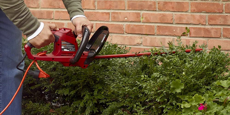 Toro 51490 Electric Corded 22-Inch Hedge Trimmer in the use - Bestadvisor