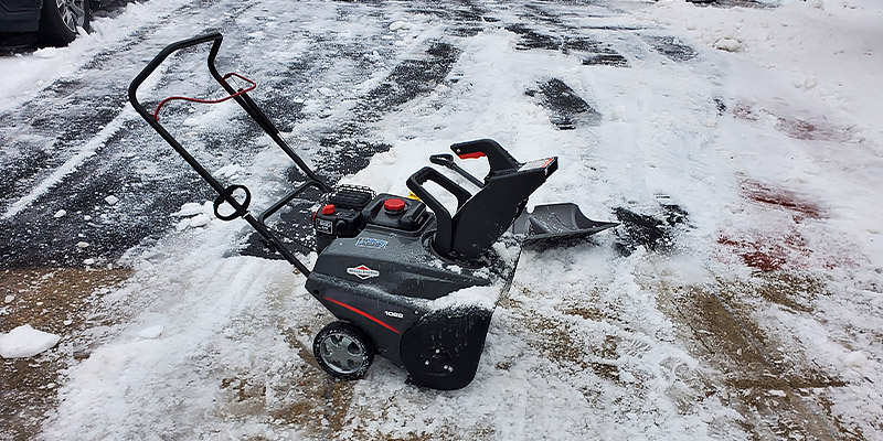 Briggs and Stratton 1022ER Single Stage Snowthrower Snow Thrower in the use - Bestadvisor