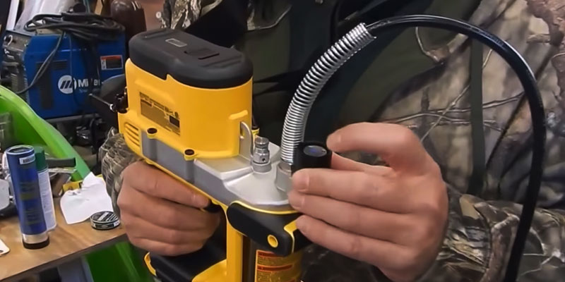 DEWALT DCGG571M1 20-volt MAX Lithium Ion Grease Gun in the use - Bestadvisor